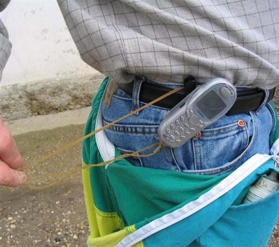 cellulare con elastico